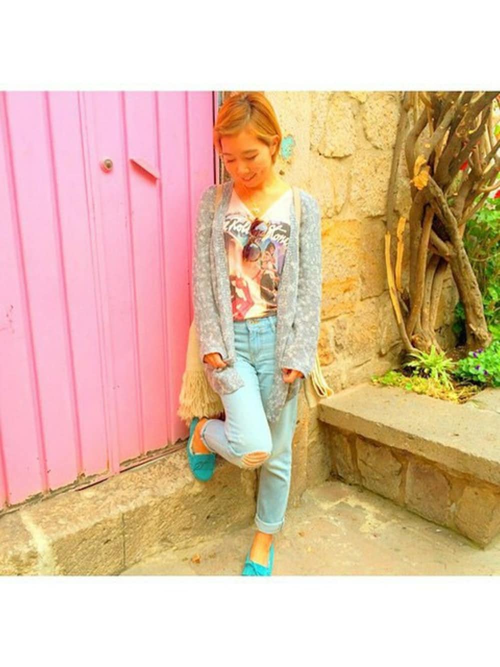 グレー系のニット/セーターを着用したレディースの冬コーディネートの1枚目の写真