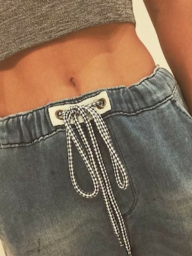 「ROXY（ロキシー）のアイテム（パンツ）」を使った、LisaHalimさん（レディース・159cm）の秋コーディネート