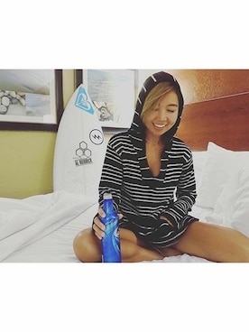 「ROXY（ロキシー）のアイテム（パーカー）」を使った、LisaHalimさん（レディース・159cm）の秋コーディネート