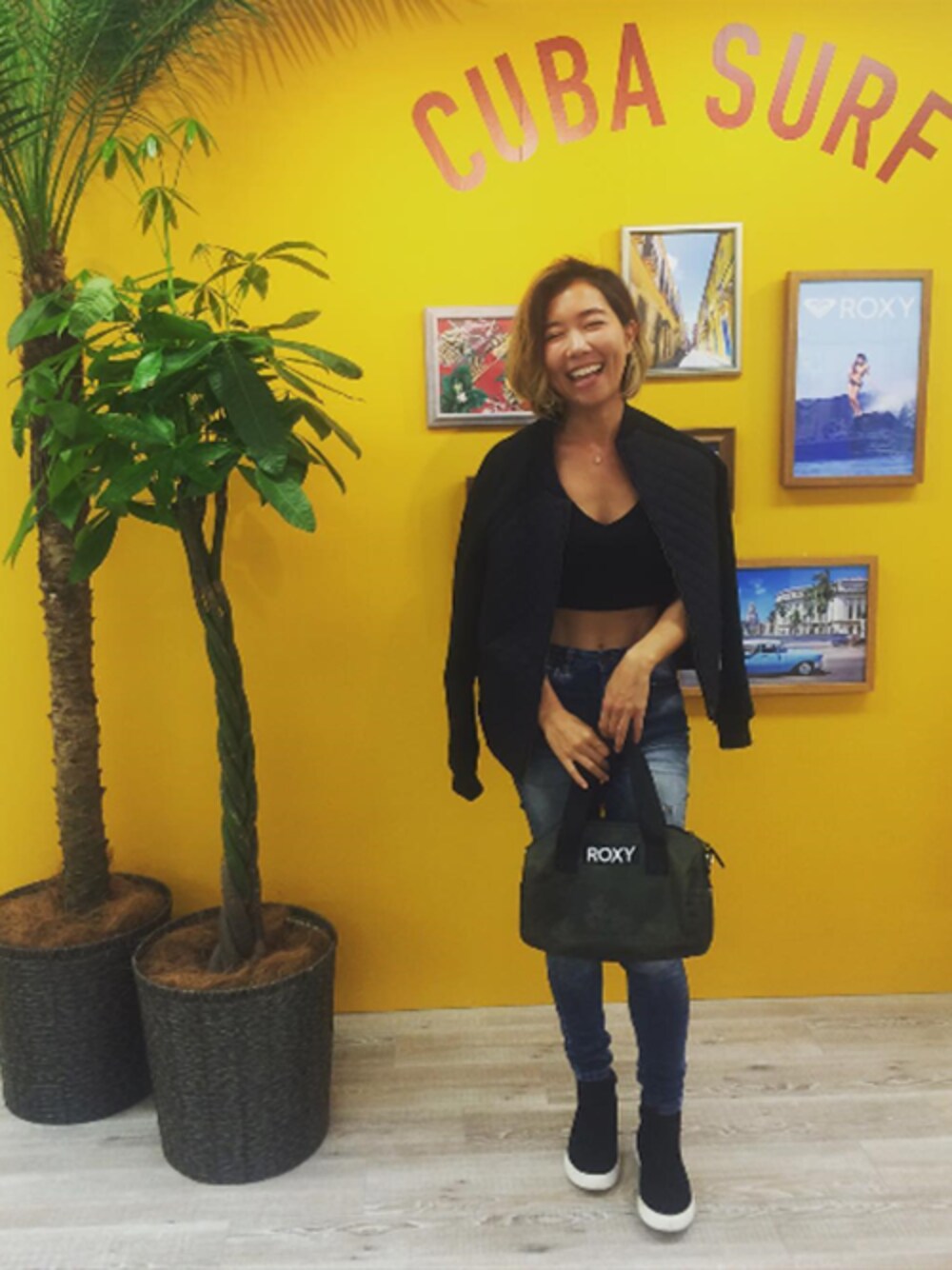 「スニーカー、カモフラ、ブラックコーデ、ノーカラージャケット、ROXY」｜「ROXYのRHOMBUS JACKET（その他アウター、ブラック系）」を使った、LisaHalimさん（レディース・159cm）の秋コーディネートの1枚目の写真