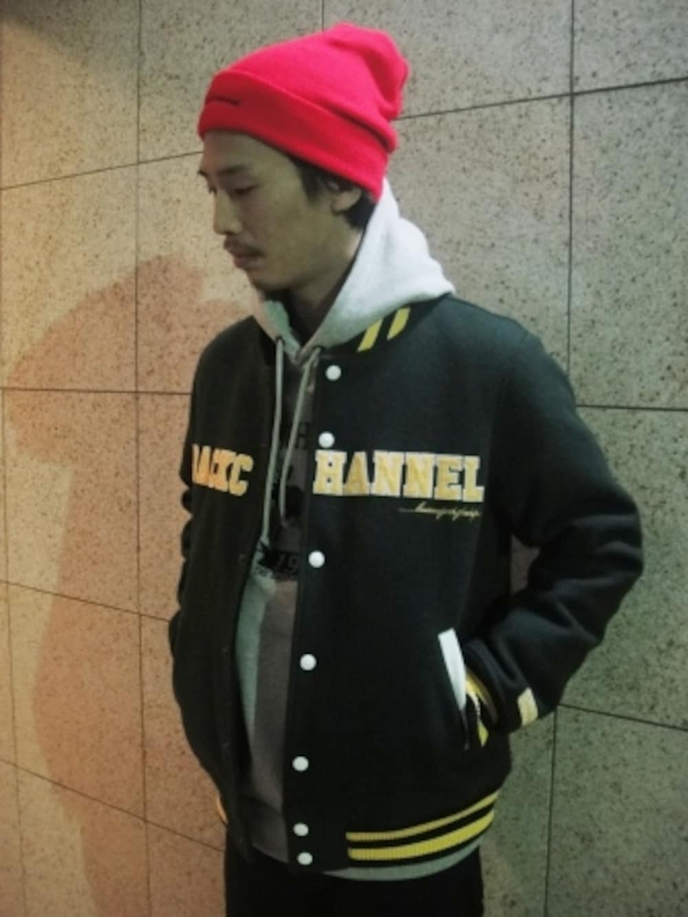 グリーン系のスタジャン、ブラック系のパーカー、その他のニットキャップ/ビーニーを着用したメンズの冬コーディネートの1枚目の写真