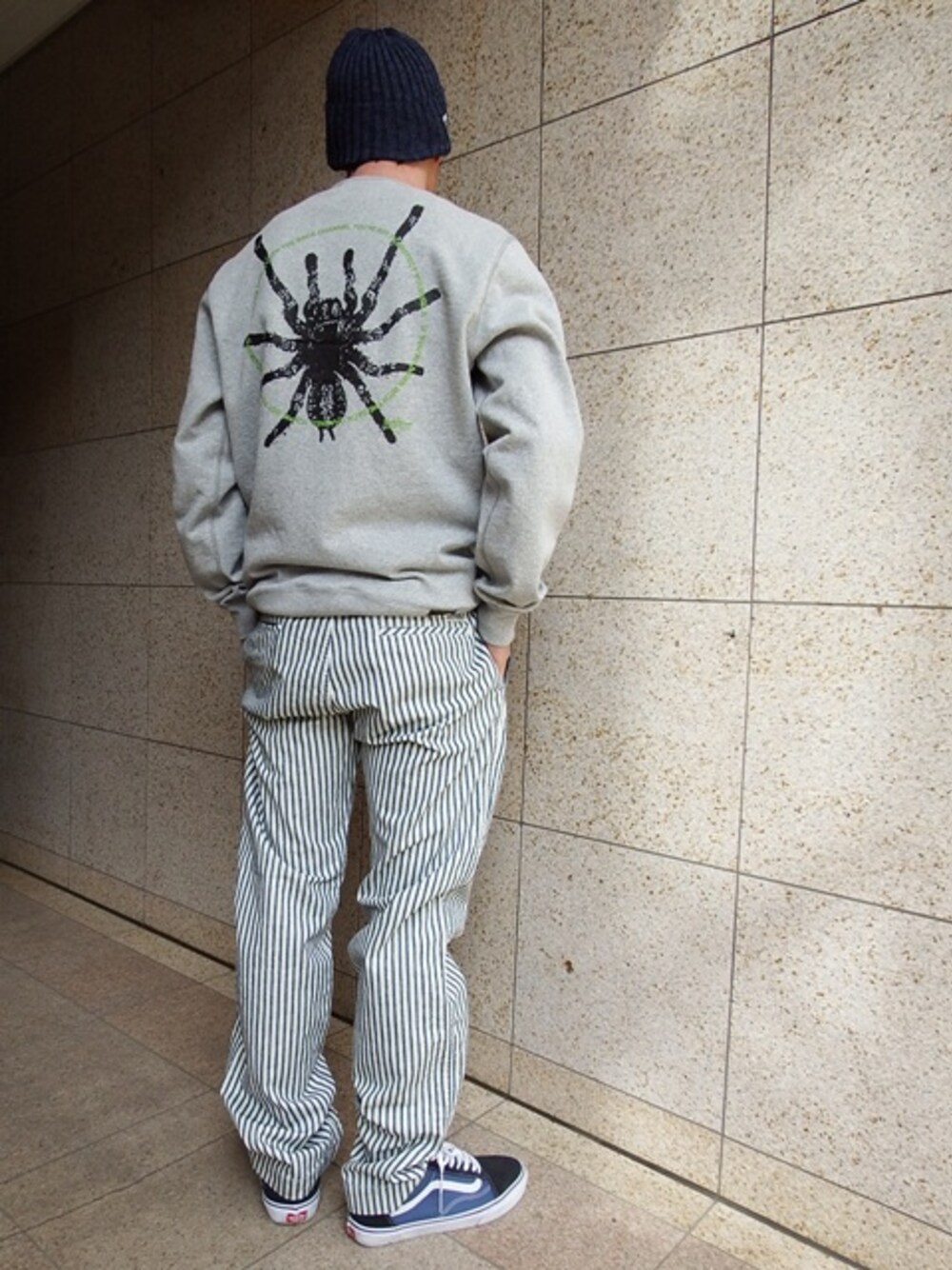 ブラック系のスウェット、ホワイト系のチノパンツ、その他のニットキャップ/ビーニーを着用したメンズの冬コーディネートの1枚目の写真