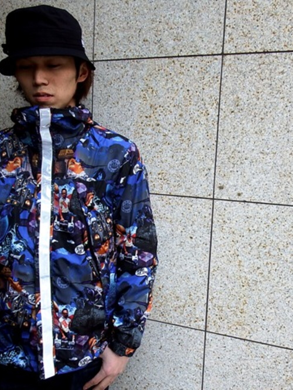 パープル系のナイロンジャケットを着用したメンズの冬コーディネートの1枚目の写真