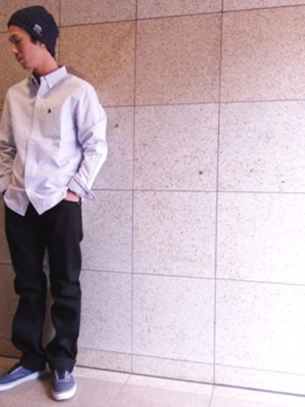 ホワイト系のシャツ/ブラウス、ブラック系のデニムパンツを着用したメンズの冬コーディネートの1枚目の写真