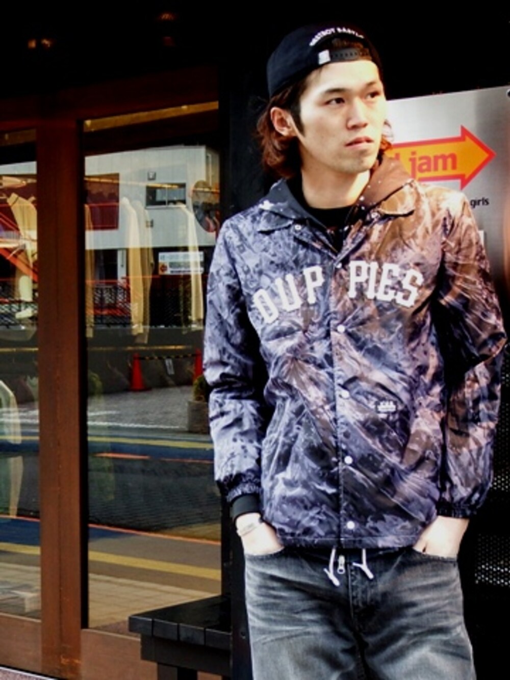 ブラック系のナイロンジャケット、ブラック系のジャージを着用したメンズの春コーディネートの1枚目の写真