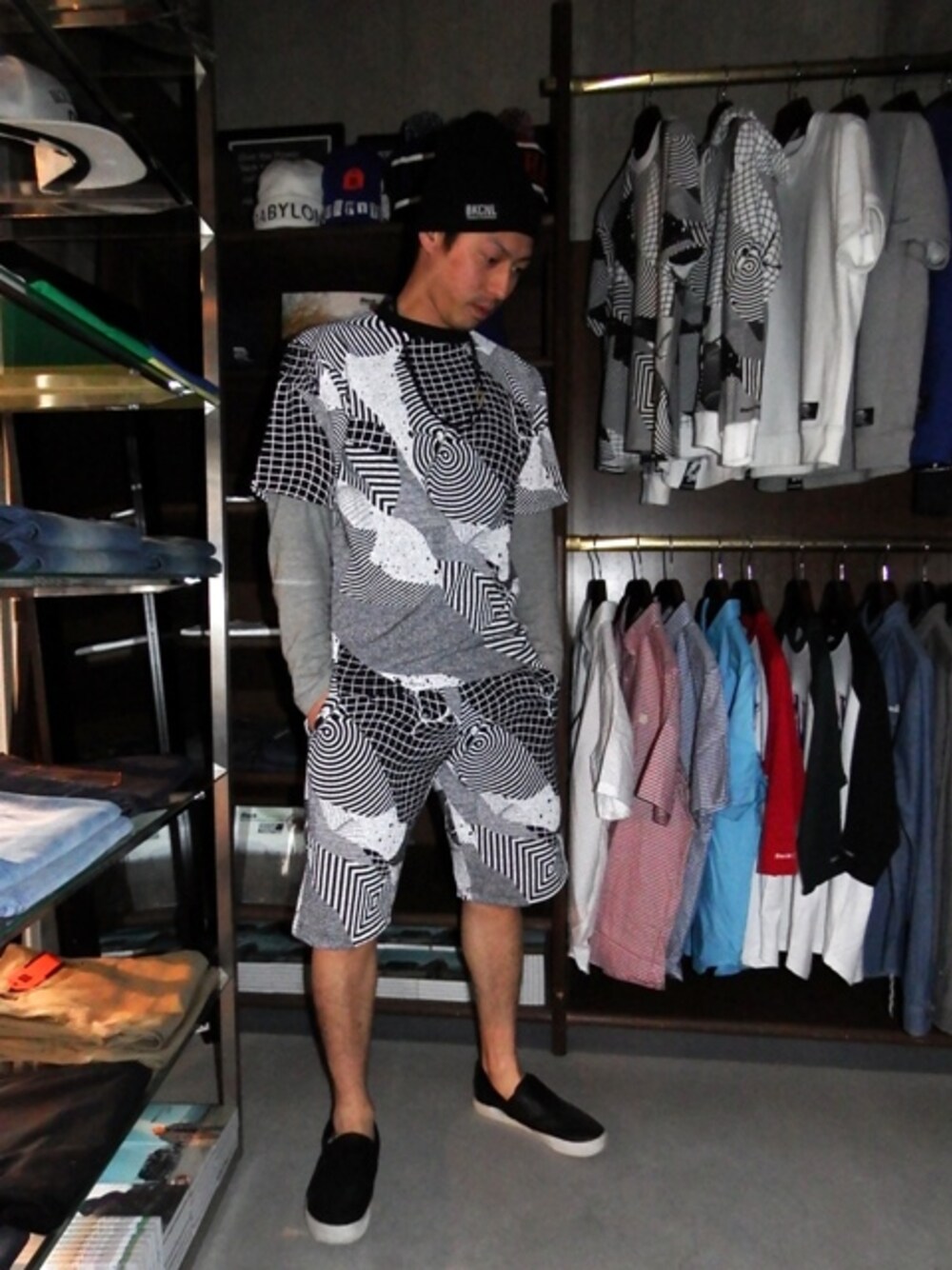 その他のTシャツ/カットソー、その他のその他パンツを着用したメンズの春コーディネートの1枚目の写真