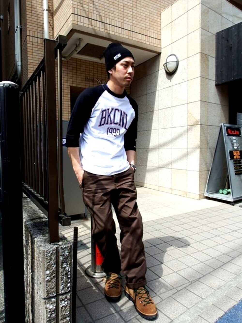 ホワイト系のTシャツ/カットソー、ホワイト系のTシャツ/カットソー、ホワイト系のTシャツ/カットソーを着用したメンズの春コーディネートの1枚目の写真