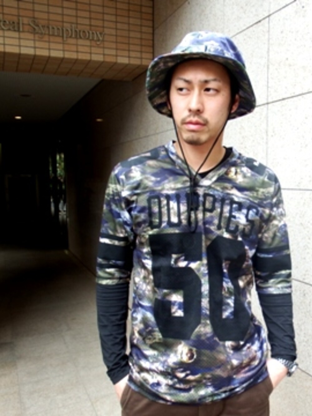 その他のTシャツ/カットソーを着用したメンズの春コーディネートの1枚目の写真