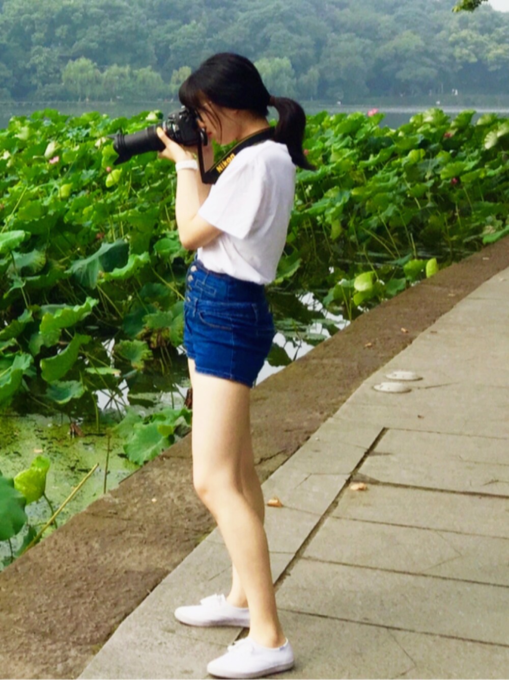 「西湖」｜「Doschのアイテム（デニムパンツ、ブルー系）」を使った、hsingyeonさん（レディース・165cm）の夏コーディネートの1枚目の写真