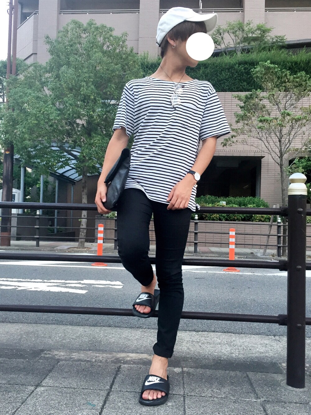 ホワイト系のTシャツ/カットソー、ブラック系のその他パンツ、ブラック系のビーチサンダルを着用したメンズの夏コーディネートの1枚目の写真