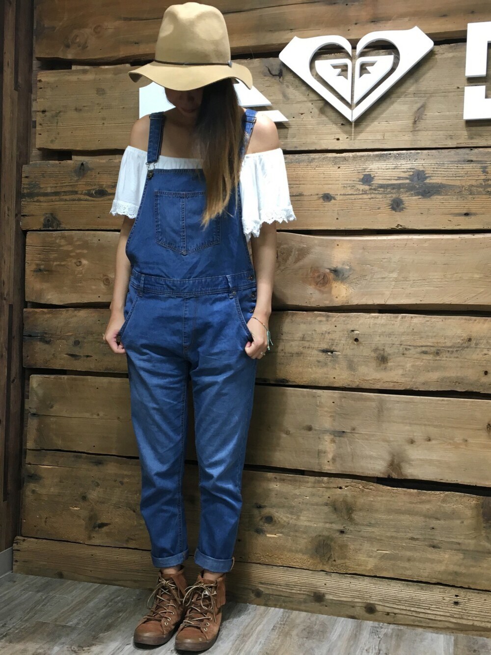 「カジュアルコーデ、サロペット、ROXY、シンプル、ハット」｜「ROXYのBARBARA（ハット、ベージュ系）」を使った、yayoiさん（レディース・157cm）の冬コーディネートの1枚目の写真