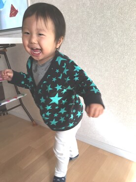 「UNIQLO（ユニクロ）のアイテム（Tシャツ/カットソー、グレー系）」を使った、moe..eitaさん（キッズ・110cm）の秋コーディネート