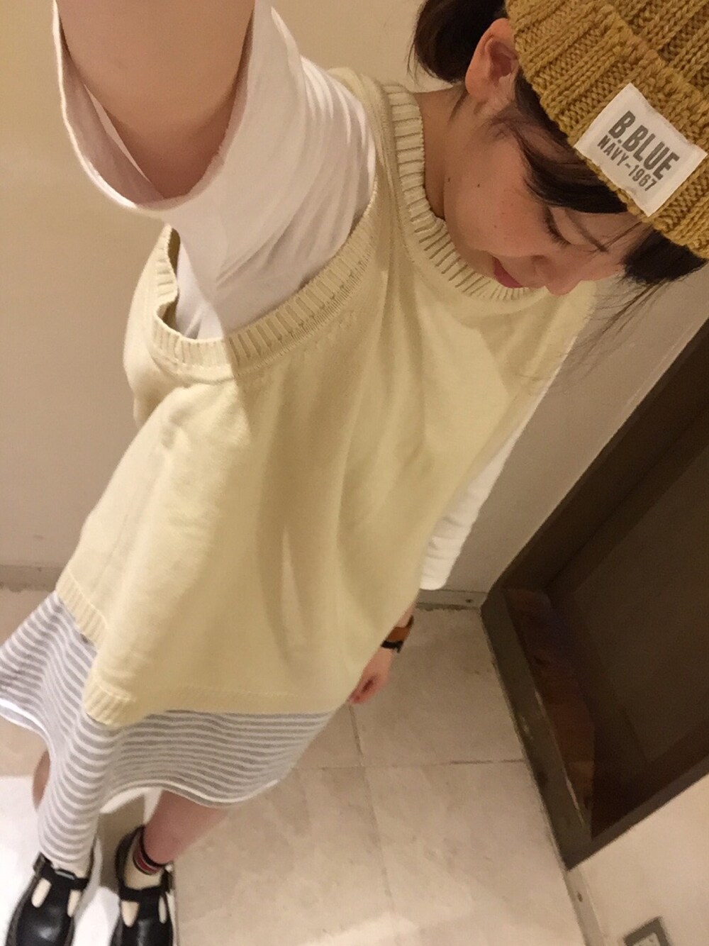 「ベスト、BLUE BLUE、Dr.Martens、IL BISONTE、ワンピース、白、ニット、カジュアル、秋、ラブ＆ピース2015」｜「BLUE BLUEのアイテム（ニットキャップ/ビーニー、イエロー系）」を使った、もやしさん。さん（レディース・158cm）の秋コーディネートの1枚目の写真