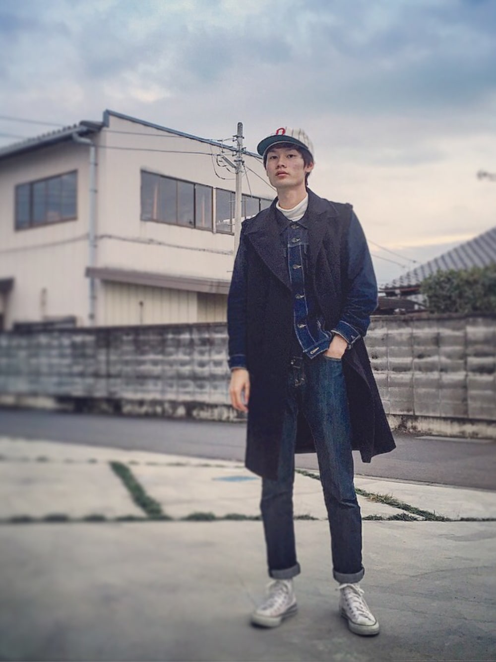 「ノースリーブコート、N.HOOLYWOOD、デニム、セットアップ、スニーカー、コンバース、オールスター、キャップ」｜「N.HOOLYWOODのアイテム（ジャケット/アウター、ブルー系）」を使った、ryota makishimaさん（メンズ・176cm）の秋コーディネートの1枚目の写真