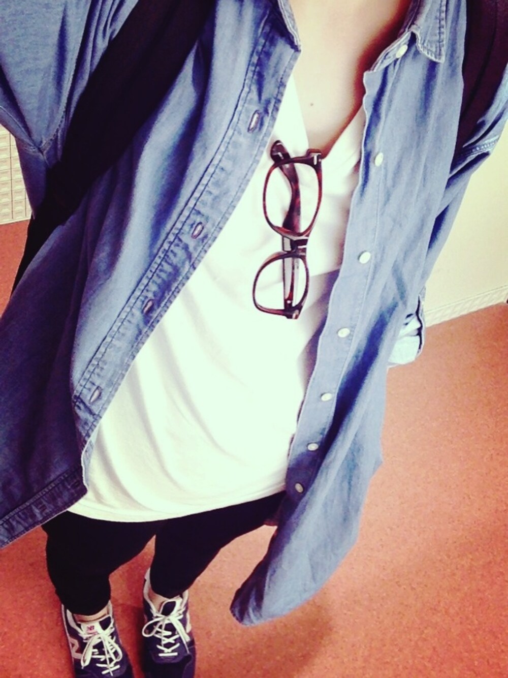 ブラック系のその他パンツ、ホワイト系のTシャツ/カットソー、ブルー系のスニーカーを着用したレディースの夏コーディネートの1枚目の写真