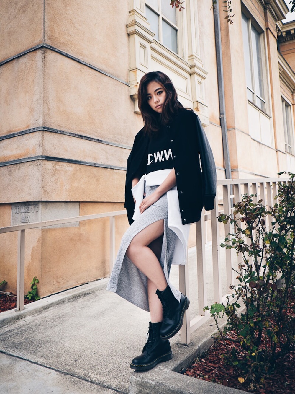 「street、streetfashion、streetstyle、STYLE、fashion blogger、fashion、fashionista」｜「Aritziaのアイテム（スカート、グレー系）」を使った、Coco L.さん（レディース・168cm）の夏コーディネートの1枚目の写真