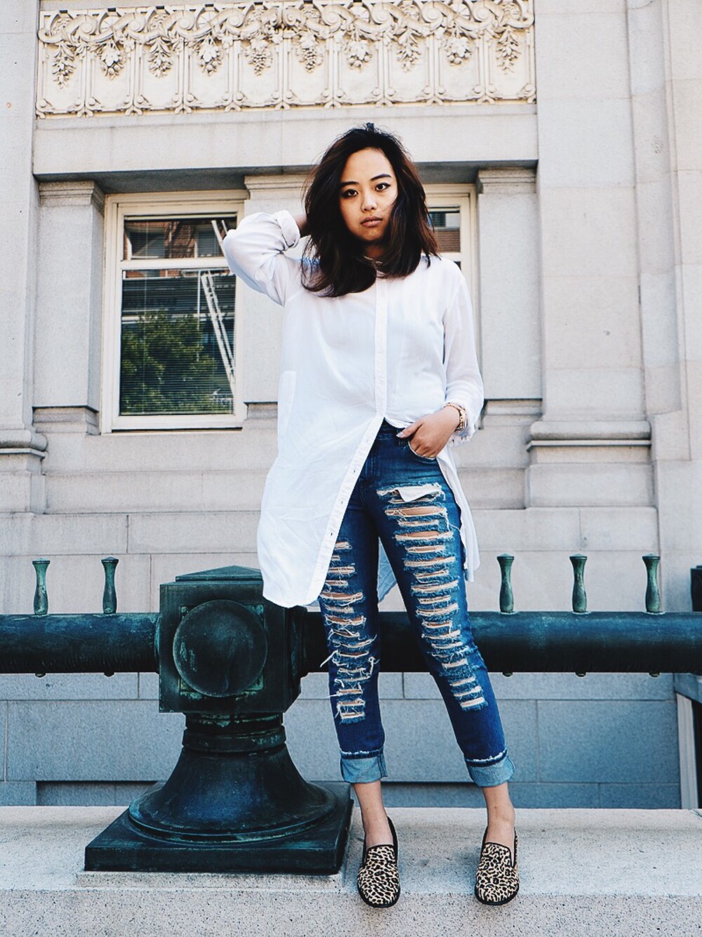 「street、fashion、fashionista、fashion blogger、streetfashion」｜「URBAN OUTFITTERSのアイテム（シャツ/ブラウス、ホワイト系）」を使った、Coco L.さん（レディース・168cm）の夏コーディネートの1枚目の写真