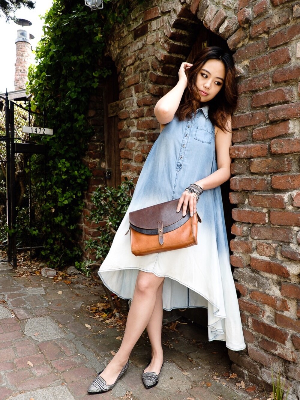 「STYLE、chictopia、fashion、fashionblogger、street、streetfashion、fashionista、leather、denim」｜「madewellのアイテム（ハンドバッグ、その他）」を使った、Coco L.さん（レディース・168cm）の夏コーディネートの1枚目の写真