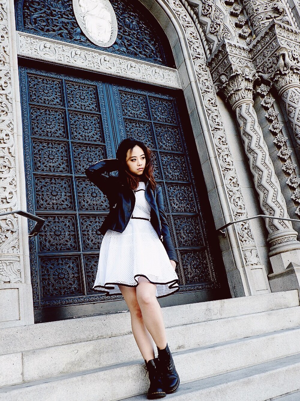 「street、SANDRO、leather、STYLE、blogger、streetfashion、streetstyle、Cute、chic、ootd」｜「sandroのアイテム（ワンピース、ホワイト系）」を使った、Coco L.さん（レディース・168cm）の夏コーディネートの1枚目の写真