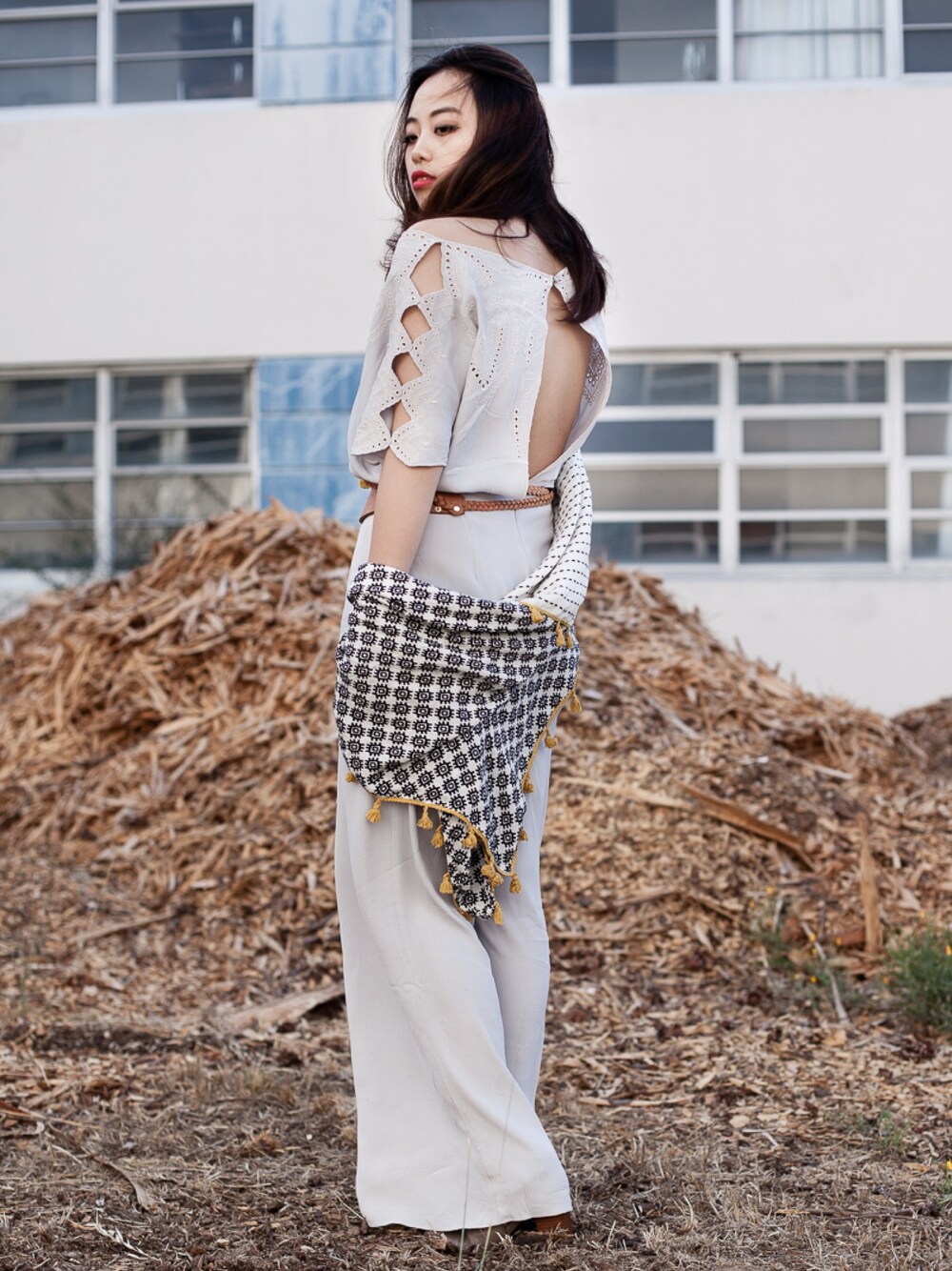 「STYLE、fashion、fashion blogger、fashionista、Sliver、streetstyle、streetfashion、elegant」｜「ZARAのアイテム（マフラー、その他）」を使った、Coco L.さん（レディース・168cm）の夏コーディネートの1枚目の写真