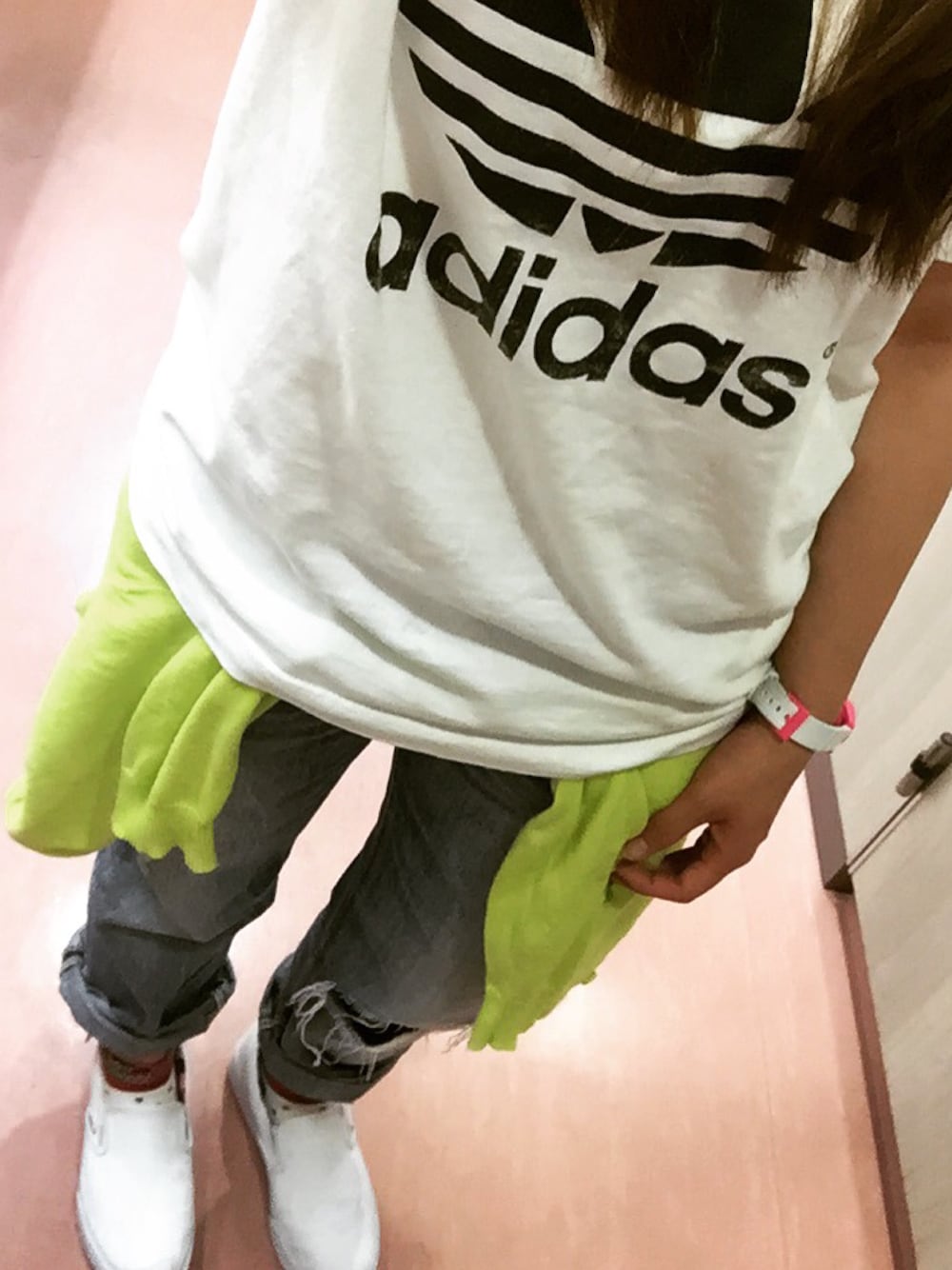 ホワイト系のスニーカー、ピンク系のアナログ腕時計を着用したレディースの冬コーディネートの1枚目の写真