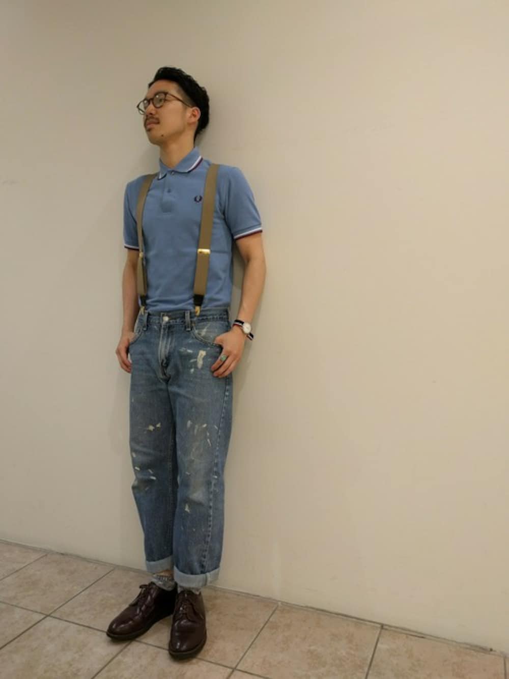 ブルー系のポロシャツを着用したメンズの夏コーディネートの1枚目の写真