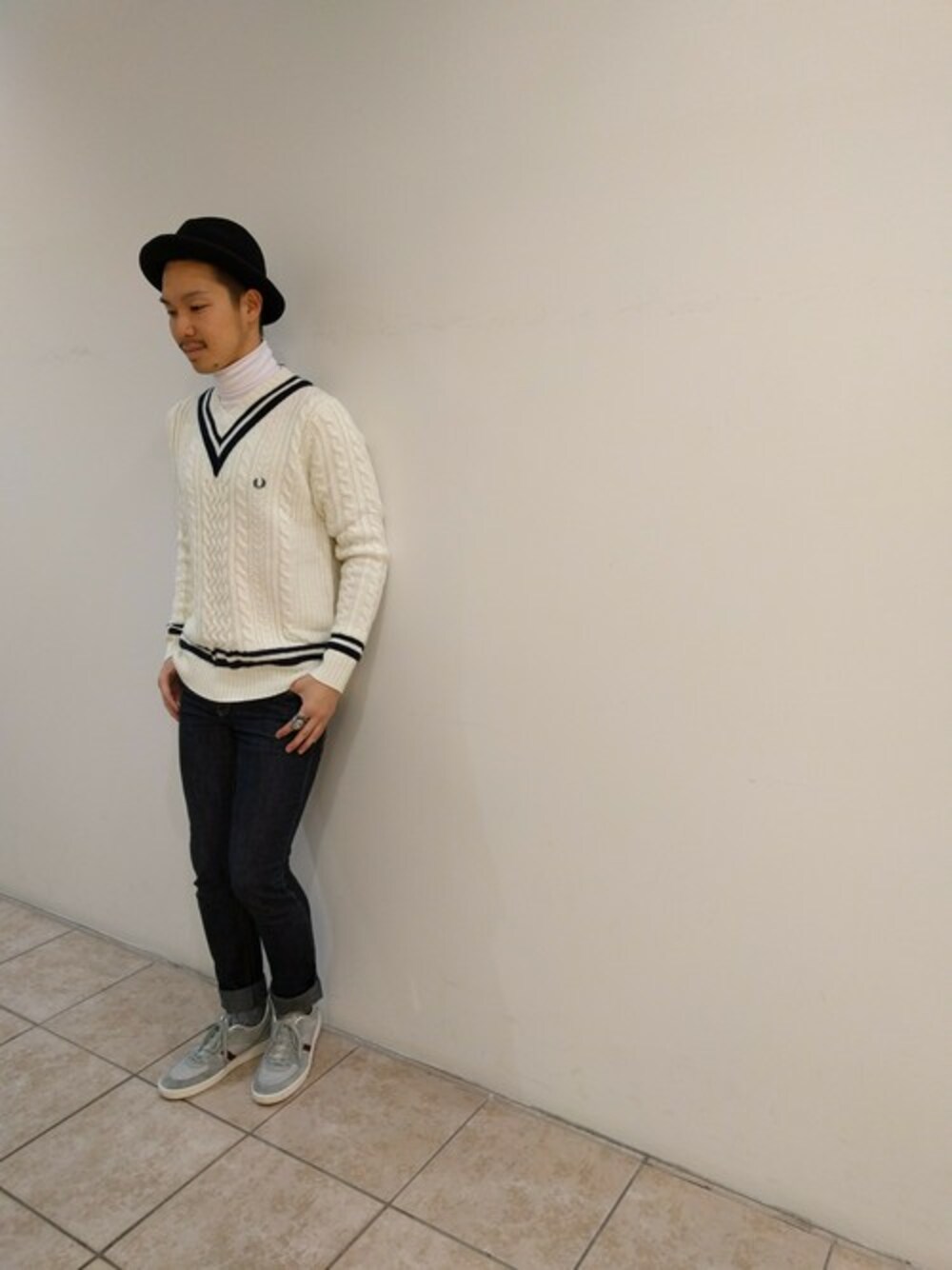「ニット、セーター、ホワイト、白、タートルネック、FRED PERRY、チルデンニット、フレッドペリー、fredperry、フレッドペリー(FRED PERRY)」｜「FRED PERRYのCable Knitted Sweater（ニット/セーター、ホワイト系）」を使った、YUKI HAMAGUCHIさん（メンズ・174cm）の冬コーディネートの1枚目の写真