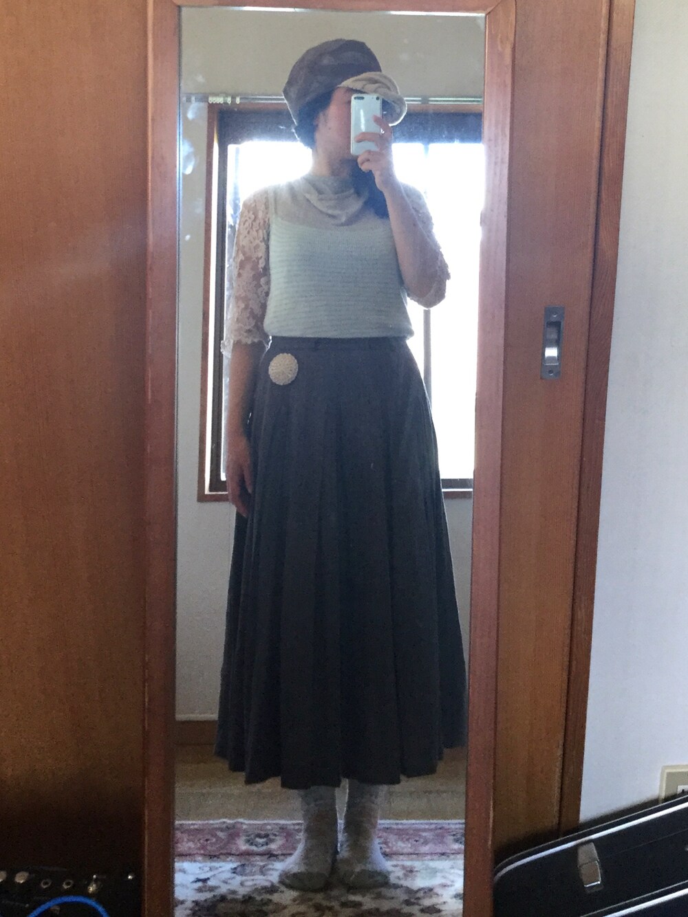 「帽子、サマーニット、レース、ひだスカート、ブローチ」｜「GASA*のアイテム（スカート、グレー系）」を使った、miiさん（レディース・163cm）の夏コーディネートの1枚目の写真