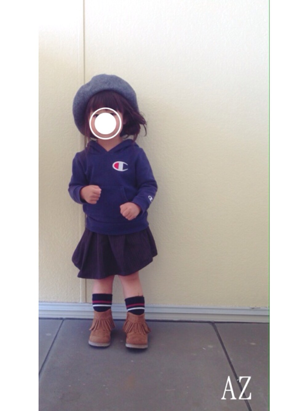 ブルー系のパーカー、グレー系のスカートを着用したキッズの秋コーディネートの1枚目の写真