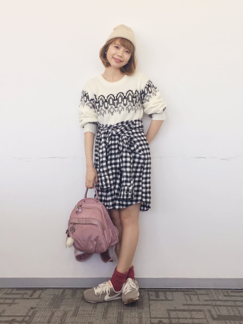 「冬、ニット、スニーカー、チェックシャツ、テーラードジャケット、ショルダーバッグ、帽子、ユニクロ、UNIQLO、NIKE」｜「PAGEBOYのジャガードニット（ニット/セーター、ホワイト系）」を使った、marrysoupさん（レディース・155cm）の冬コーディネートの1枚目の写真
