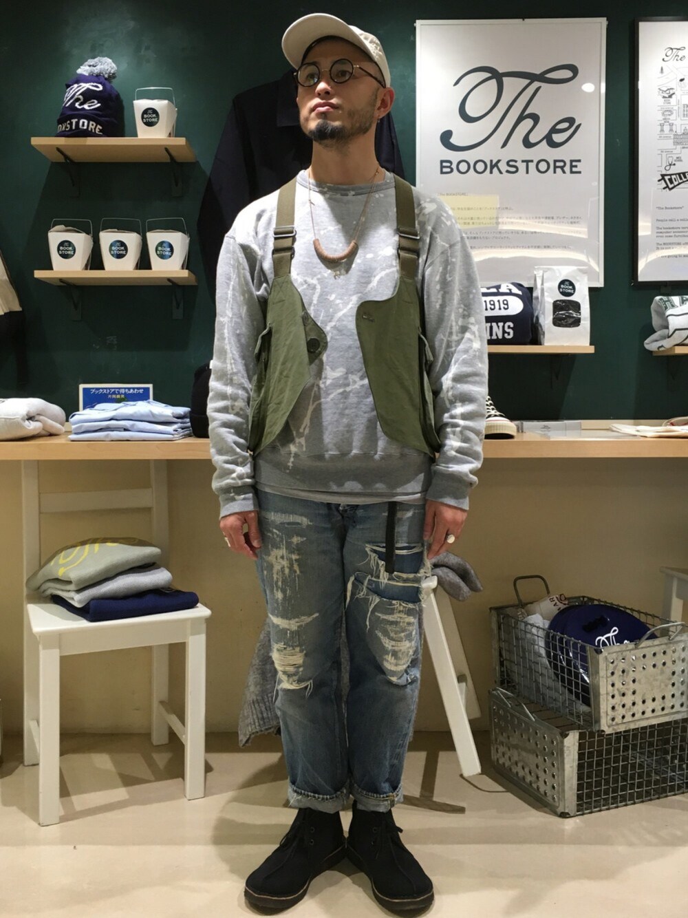「秋のコーデ、ビンテージ、デニム、ダメージデニムパンツ、ブリーチ、カジュアルコーデ、カジュアル、裏原、クラークス」｜「Buzz Rickson'sのBUZZ RICKSON'S×BEAMS / 別注 ブリーチ スウェットシャツ（スウェット、ブルー系）」を使った、Yoshihito Hayashiさん（メンズ・170cm）の秋コーディネートの1枚目の写真