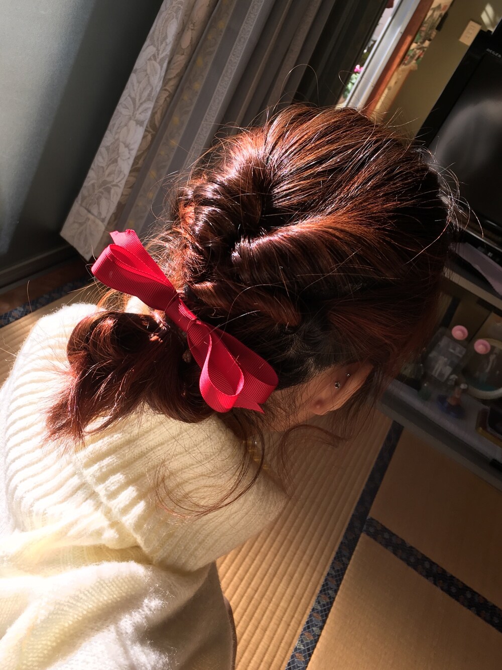 「ヘアアレンジ、ﾐﾃﾞｨｱﾑボブ、クルリンパ」｜「不明のアイテム（バレッタ/ヘアクリップ、レッド系）」を使った、みいこさん（レディース・154cm）の冬コーディネートの1枚目の写真