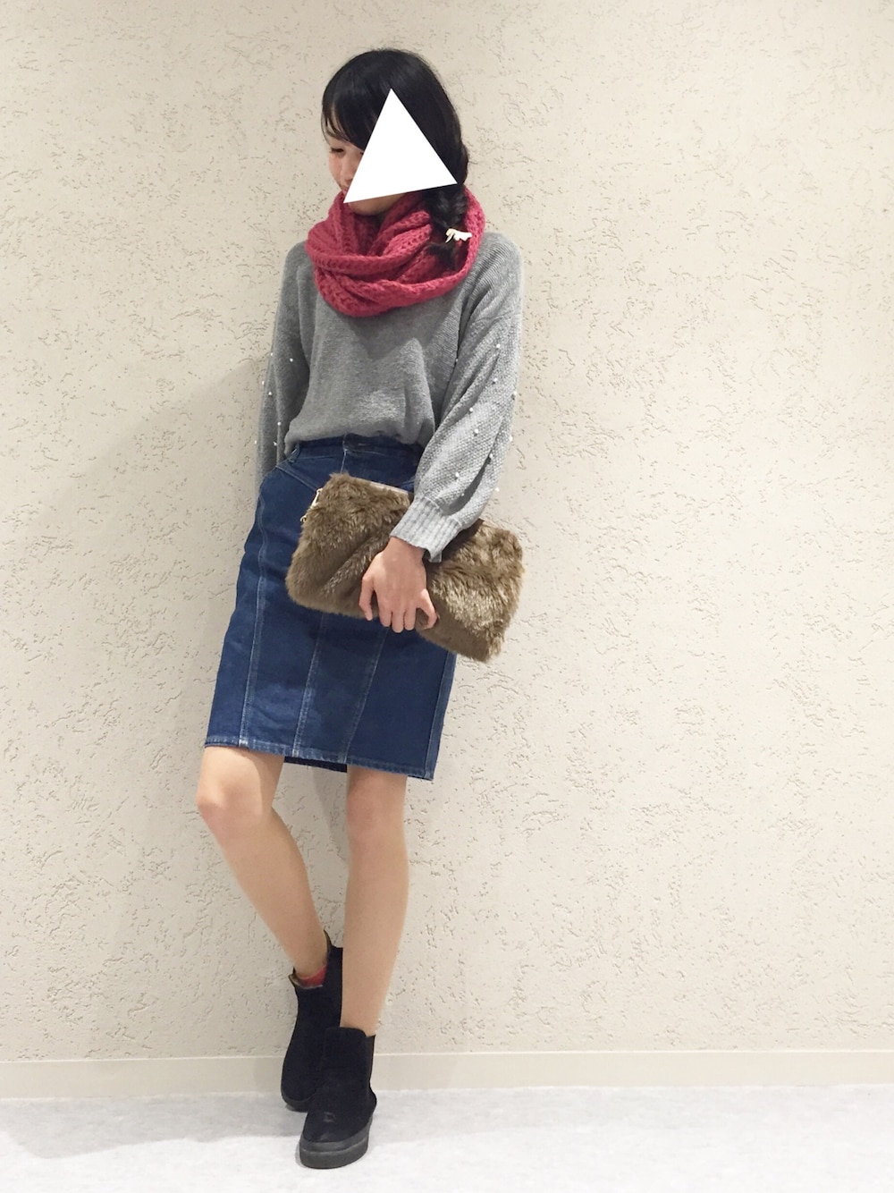 ブラック系のスリッポン、グレー系のニット/セーター、ブラウン系のクラッチバッグを着用したレディースの秋コーディネートの1枚目の写真