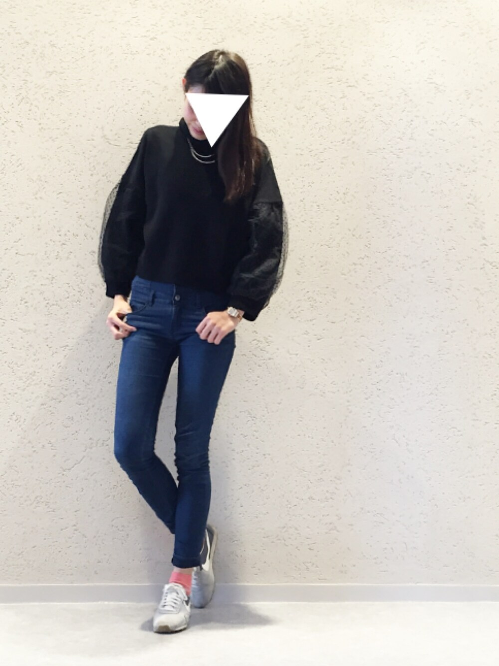 ブラック系のニット/セーター、ブラック系のニット/セーター、ブルー系のデニムパンツを着用したレディースの冬コーディネートの1枚目の写真