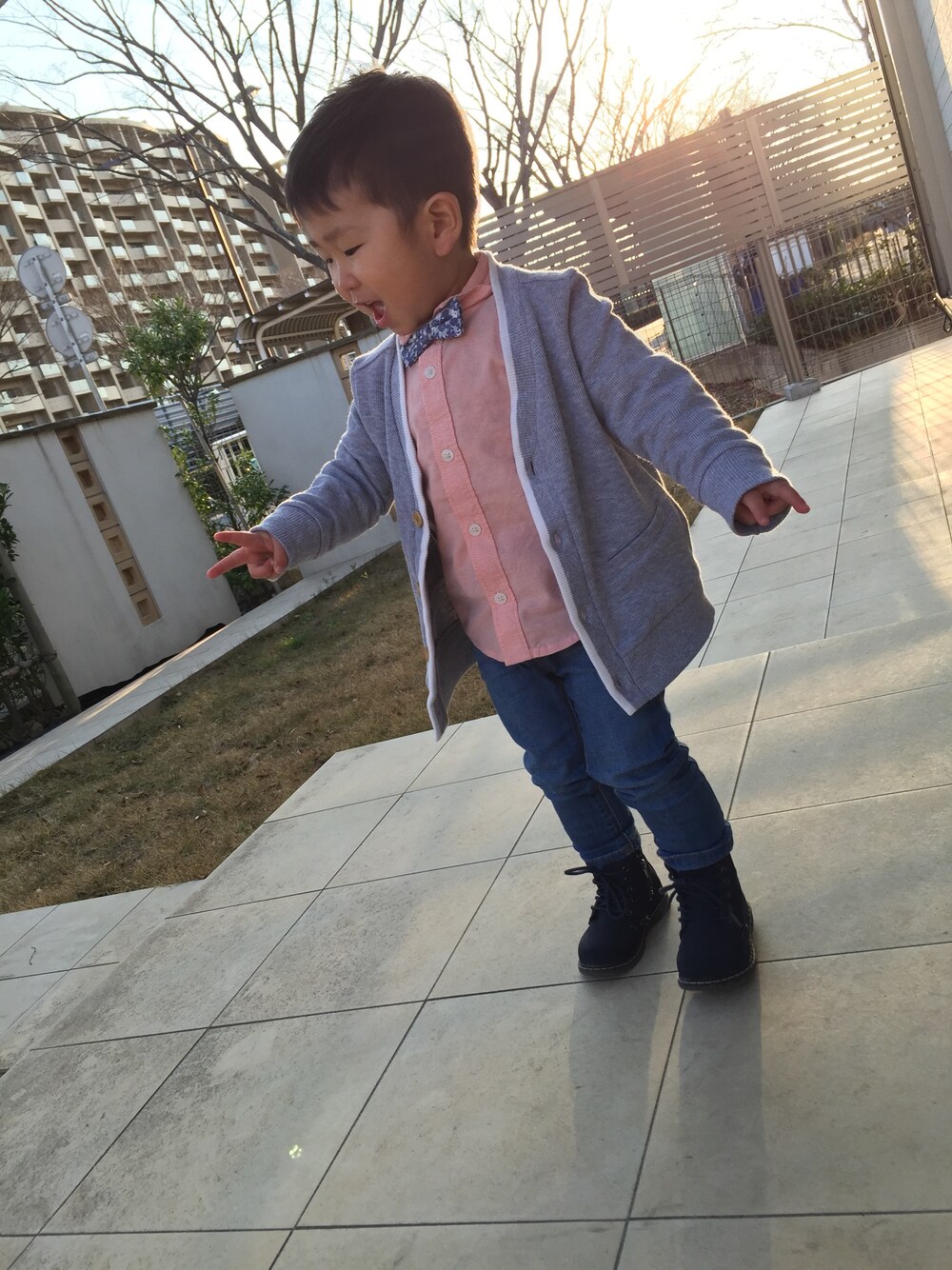 「kids、2歳、90cm、old navy、蝶ネクタイ、おとこのこ、おめかしコーデ、こどもコーデ」｜「OLD NAVYのアイテム（シャツ/ブラウス、ピンク系）」を使った、ぽんさん（キッズ・80cm）の春コーディネートの1枚目の写真