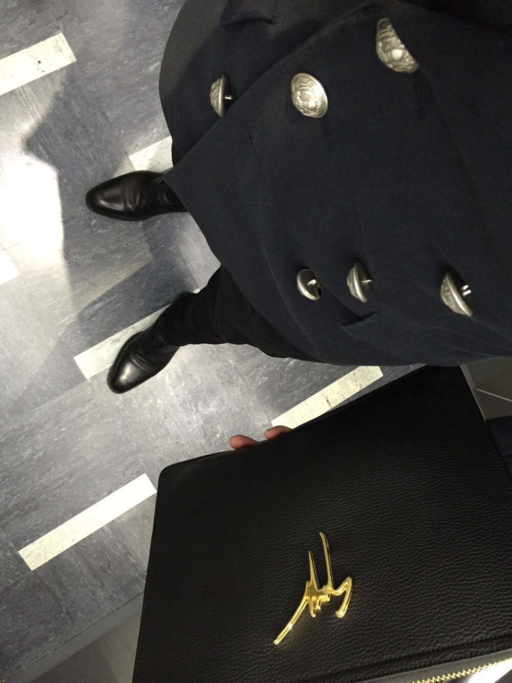 「バルマンオム、クラッチバッグ、ジュゼッペザノッティ、サンローランパリ、ダブルジャケット」｜「SAINT LAURENT PARISのアイテム（ブーツ、ブラック系）」を使った、TRAINJUMPERさん（メンズ・177cm）の秋コーディネートの1枚目の写真