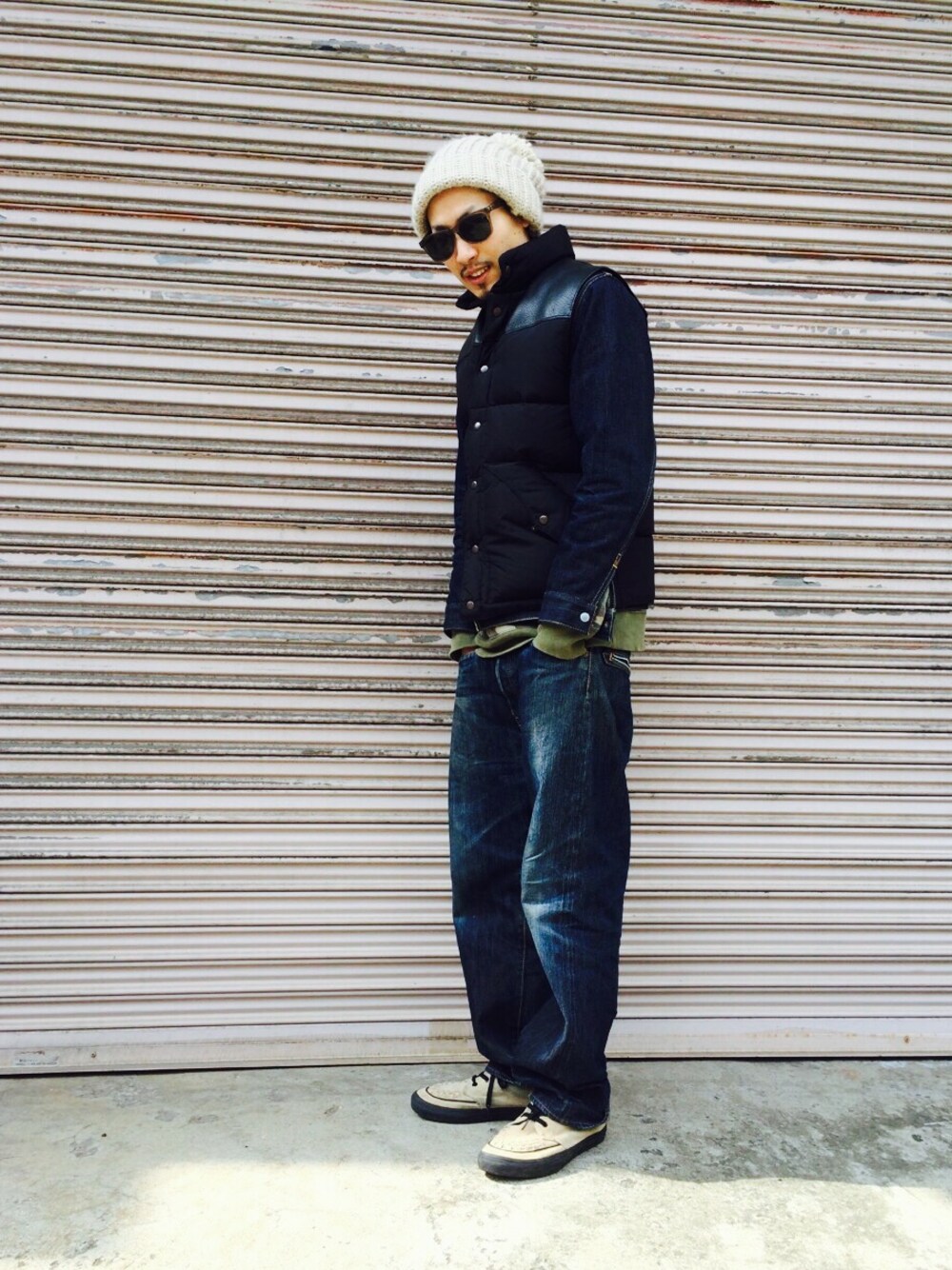 「デニム×デニム、Champion、VANS、Gジャン×パーカー、ニット×デニム、インディゴ、クラッシュデニム、セットアップ」｜「COREFIGHTERのアイテム（ベスト、ブラック系）」を使った、kaz(dubbing)さん（メンズ・180cm）の春コーディネートの1枚目の写真