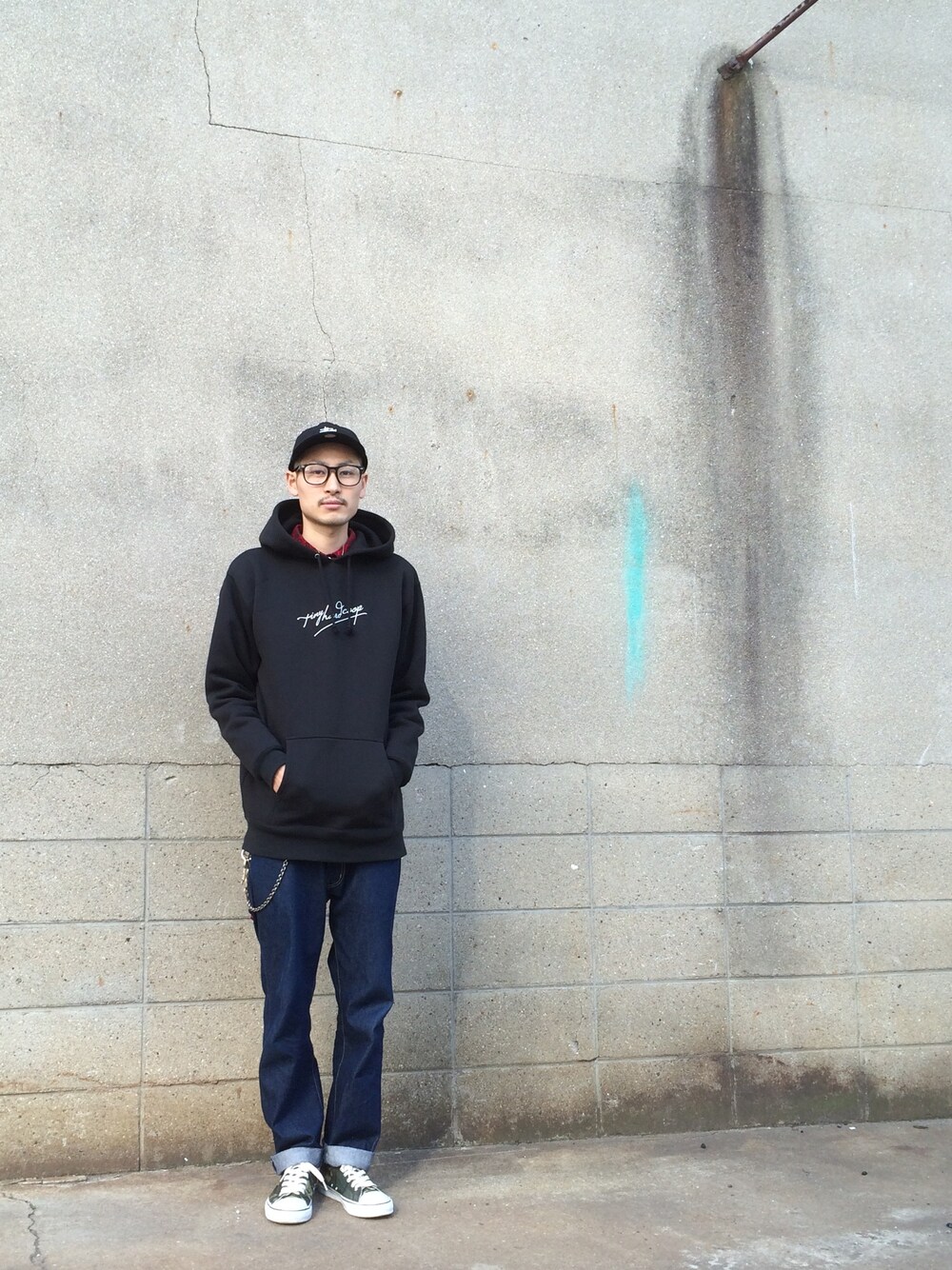 「stussy、supreme、VANS、Champion、tinyhardcoop、パーカー、スニーカー、カモフラ、GDC、スキニーパンツ」｜「tinyhardcoopのtinyhardcoop（パーカー、ブラック系）」を使った、kaz(dubbing)さん（メンズ・180cm）の春コーディネートの1枚目の写真