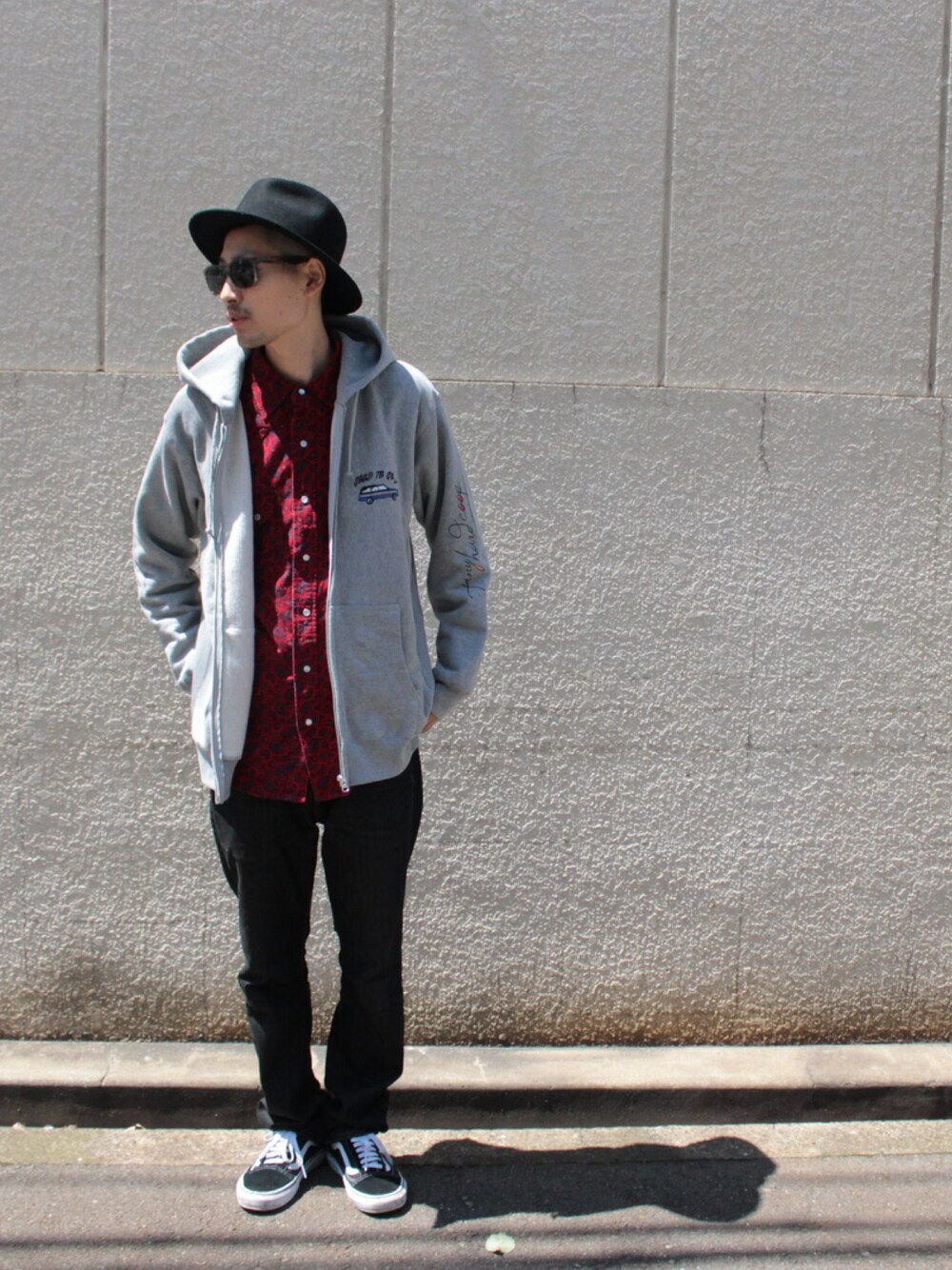 「パーカー、ハット、アメカジ、柄シャツ、VANS、supreme、LEE、スキニーデニム」｜「tinyhardcoopのアイテム（パーカー、グレー系）」を使った、kaz(dubbing)さん（メンズ・180cm）の春コーディネートの1枚目の写真