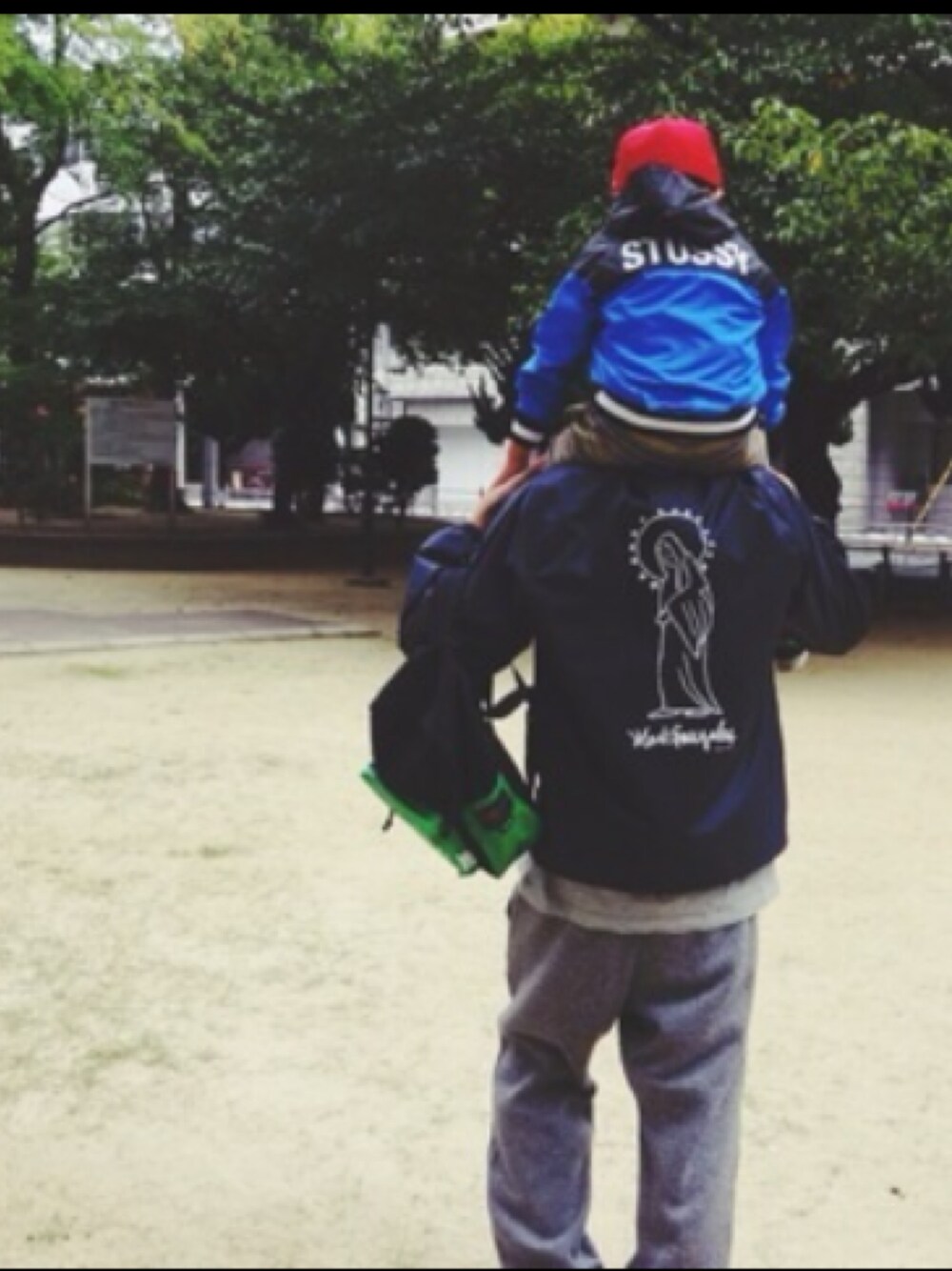 「公園、ストリート、スウェットパンツ、ナイロンジャケット、フェススタイル、スポーツミックス、stussy、Mark Gonzales、supreme、VANS」｜「STUSSYのKids Storm Windbreaker（ナイロンジャケット、ブルー系）」を使った、kaz(dubbing)さん（メンズ・180cm）の夏コーディネートの1枚目の写真