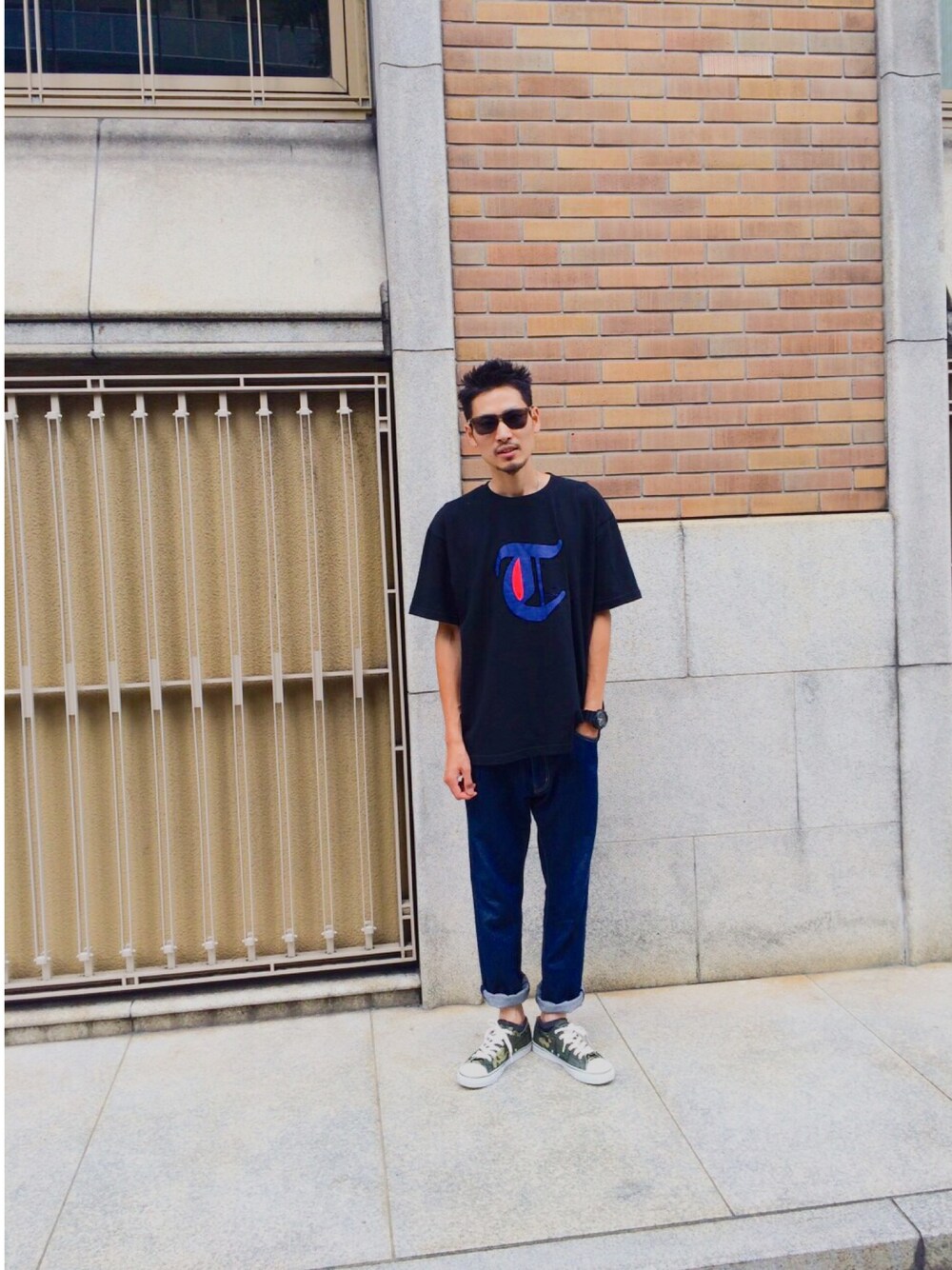 「Champion、チャンピオン、ビッグシルエット、ビッグT、ブラックデニム、カモフラ柄、VANS、パロディ、tinyhardcoop、黒Tシャツ」｜「B'2ndのRay-Ban （レイバン） FolldingWayFare (1005)（サングラス、ブラック系）」を使った、kaz(dubbing)さん（メンズ・180cm）の夏コーディネートの1枚目の写真