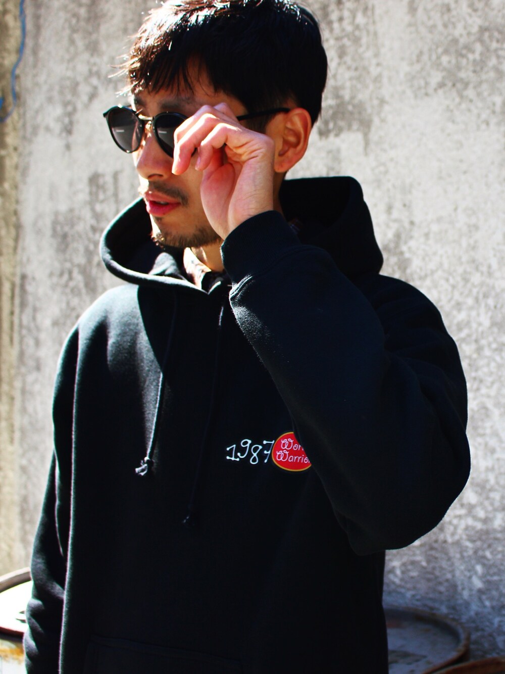 「tinyhardcoop、サングラス、チェックシャツ、秋服、レイヤードスタイル、VANS、パーカー」｜「tinyhardcoopのアイテム（パーカー、ブラック系）」を使った、kaz(dubbing)さん（メンズ・180cm）の秋コーディネートの1枚目の写真