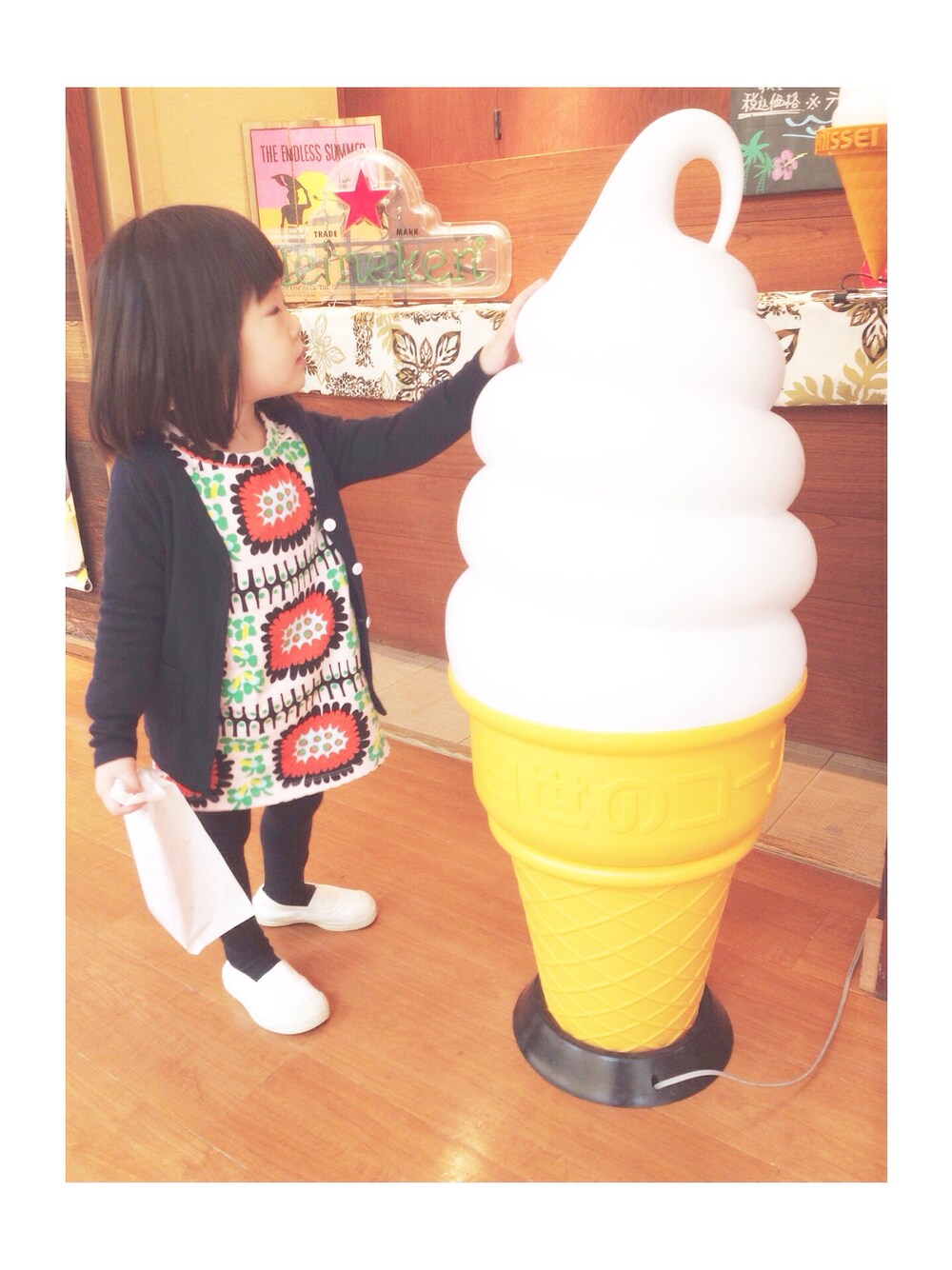 ピンク系のワンピースを着用したキッズの春コーディネートの1枚目の写真