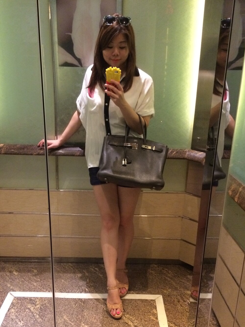 「HERMES、birkin」｜「MAISON SCOTCHのアイテム（その他パンツ、ブルー系）」を使った、yu_monicaさん（レディース・160cm）の夏コーディネートの1枚目の写真