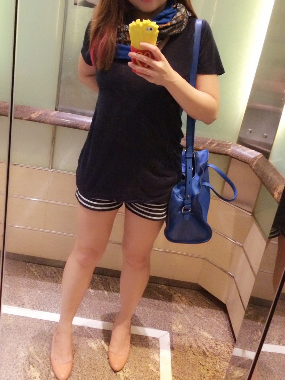 「Alexander McQueen」｜「J.CREWのアイテム（その他パンツ、ブルー系）」を使った、yu_monicaさん（レディース・160cm）の夏コーディネートの1枚目の写真