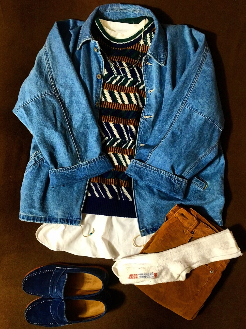 ブルー系のデニムジャケット、ホワイト系のシャツ/ブラウスを着用したメンズの冬コーディネートの1枚目の写真