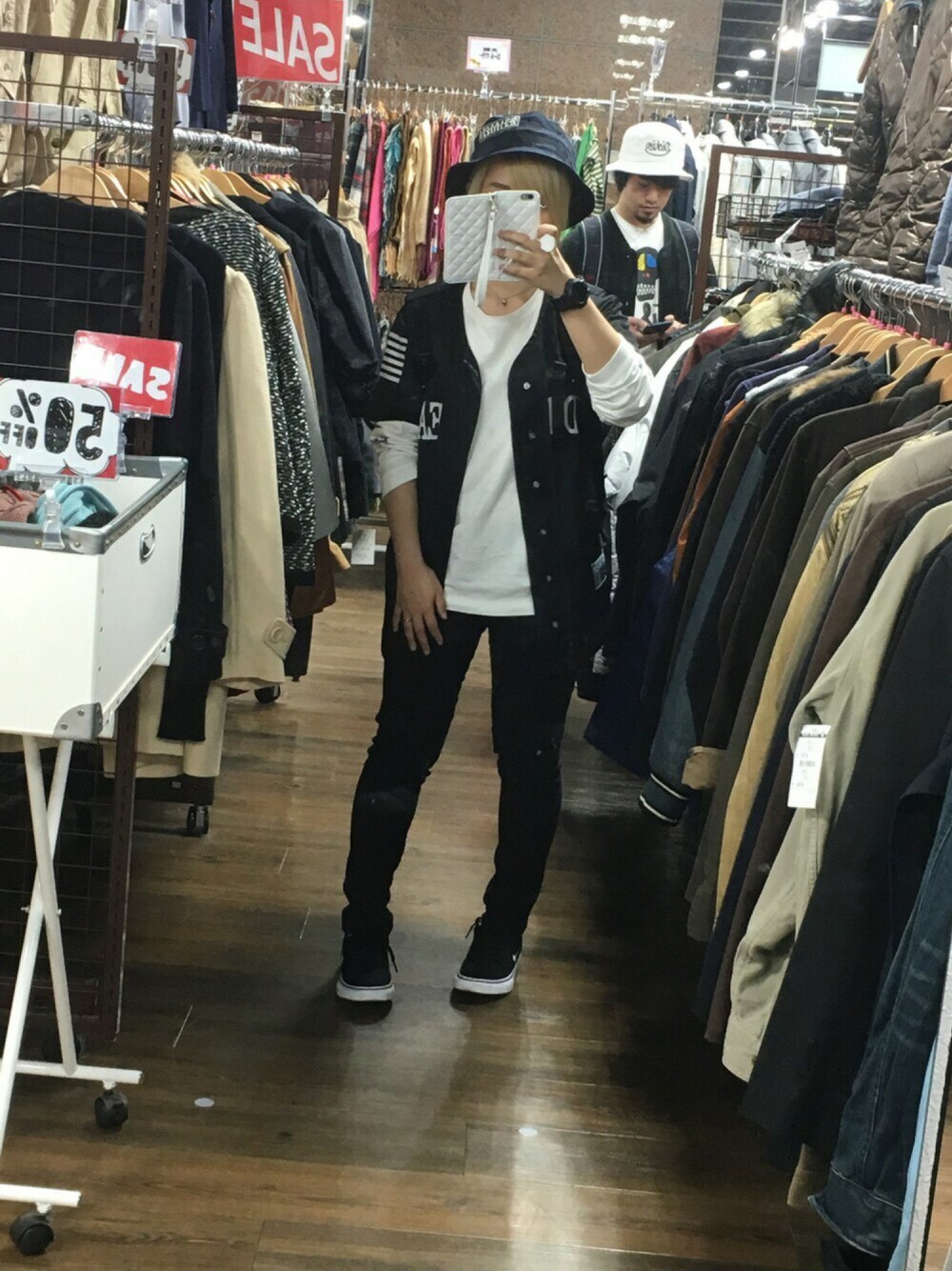 ブラック系のスニーカー、ブラック系のその他パンツ、ホワイト系のTシャツ/カットソーを着用したレディースの秋コーディネートの1枚目の写真