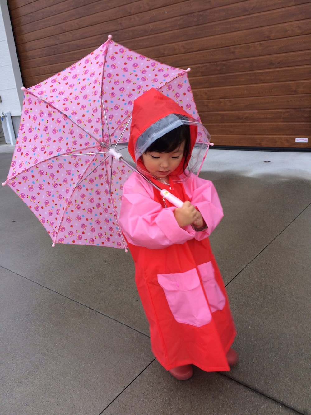 「雨の日コーデ」｜「西松屋のアイテム（その他、ピンク系）」を使った、ka-edさん（キッズ・90cm）の夏コーディネートの1枚目の写真