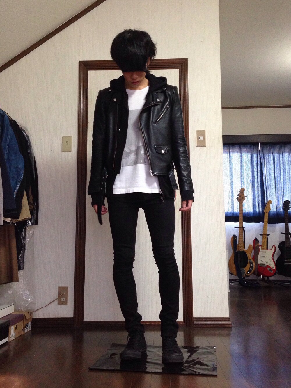 「ブラック×ホワイト、ダブルライダース、レザージャケット、黒スニーカー、JOHN LAWRENCE SULLIVAN、LAD MUSICIAN」｜「JOHN LAWRENCE SULLIVANのアイテム（ライダースジャケット、ブラック系）」を使った、MasatoDavidUchimuraさん（メンズ・173cm）の秋コーディネートの1枚目の写真