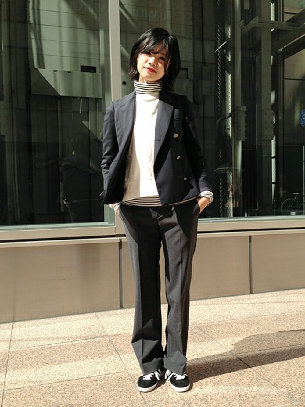 グレー系のその他パンツ、ブラック系のTシャツ/カットソーを着用したレディースの秋コーディネートの1枚目の写真